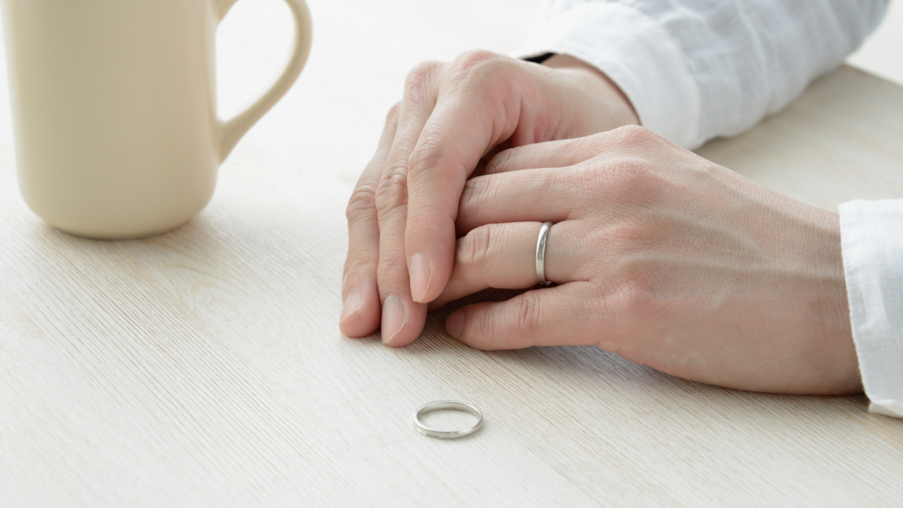 結婚指輪をつけた手