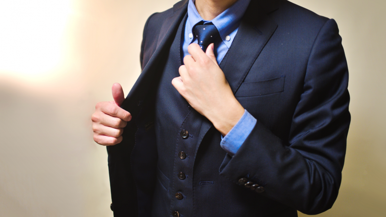 結婚相談所のスーツ男性