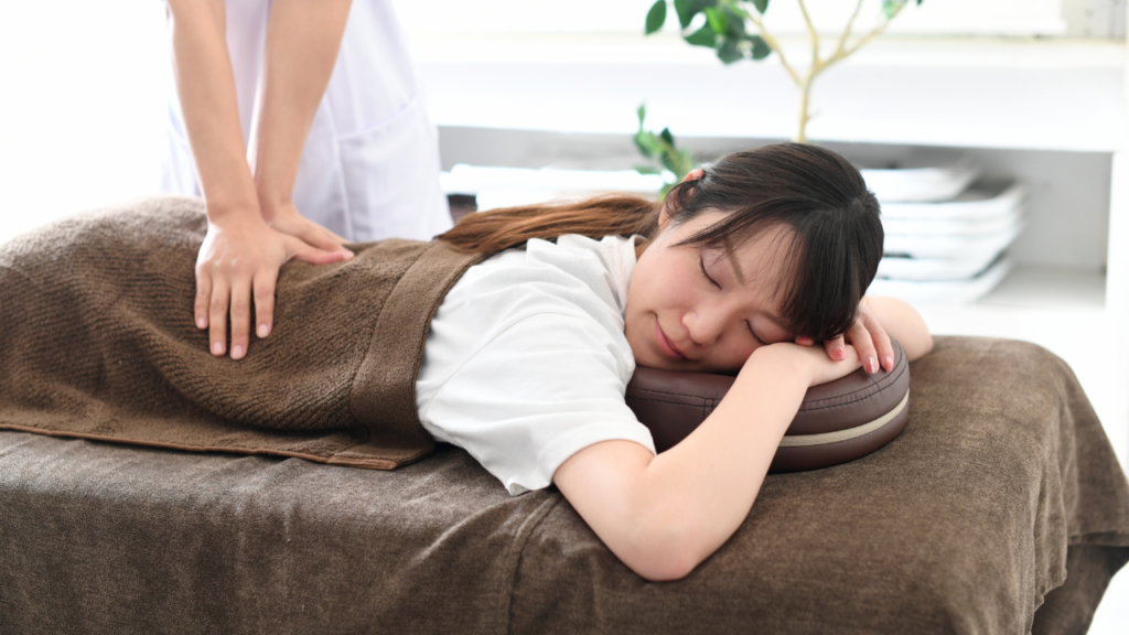 ブライダルエステを受ける女性