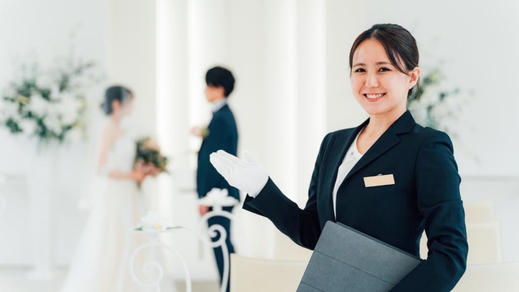 ブライダルフェアを案内する女性