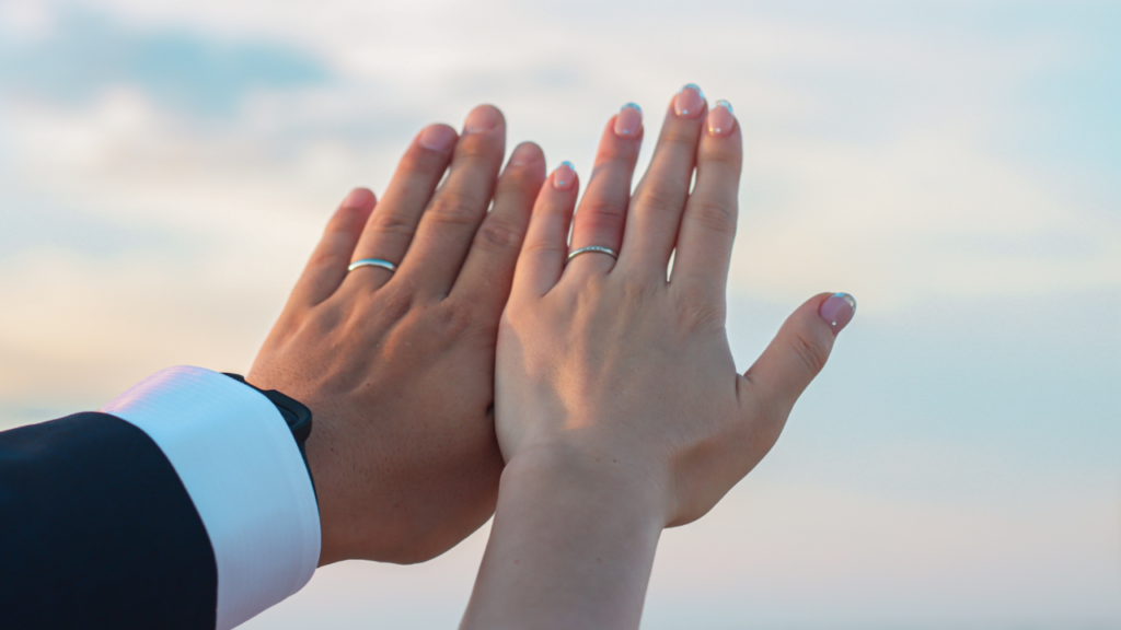 結婚指輪をはめる手