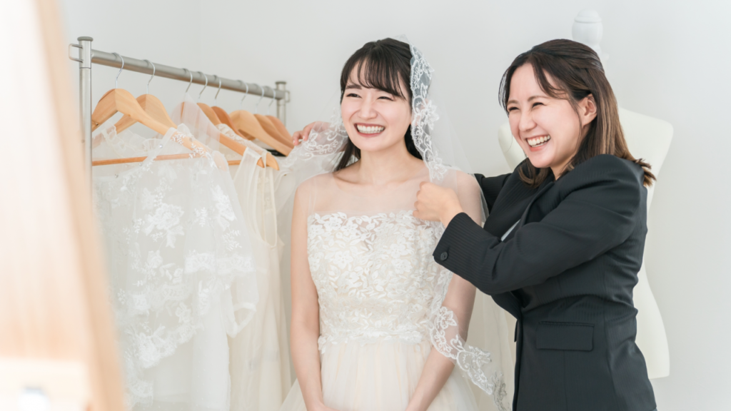 ウエディングドレスを試着する女性